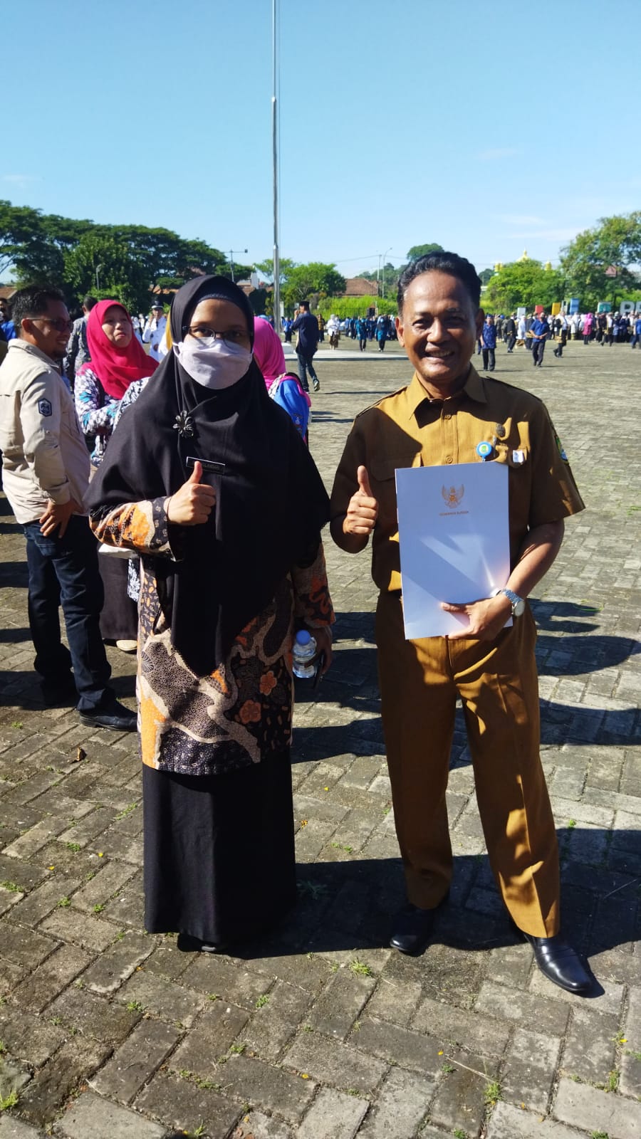 Dari sebelah kanan (H.Nahrawi S.Pd Kepala Sekolah SDN Gondrong 7)