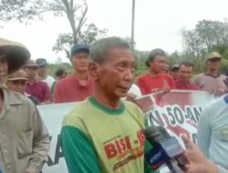 Warga Transmigrasi Sungai Durian Kalbar: Tolong Kami Pak Jokowi, Sudah 70 Tahun Belum di Bangunkan Jalan Dan Parit Yang Layak