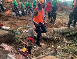 Satu Anjing Pelacak Temukan Titik Diduga Korban Tertimbun Longsor Cianjur