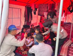 Personel Polresta Cirebon Berikan Trauma Healing bagi Anak-anak di Cianjur