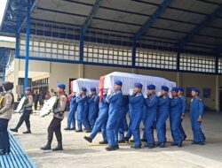 Di Iringi Ratusan Anggota Polri Kedua Jenazah Diserahkan Kapolri