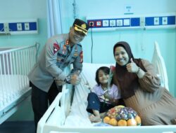 Kapolres Tangsel & Jajaran Anggota Polwan Polres Tangsel memberikan Tali Kasih kepada pasien di RSUD