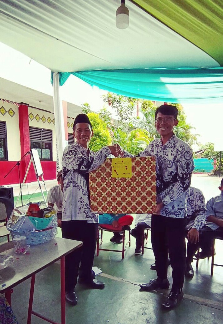 Dari posisi sebelah kiri Mulyadi S.Pd, Kepsek SDN Karang Tengah 8 Kota Tangerang 