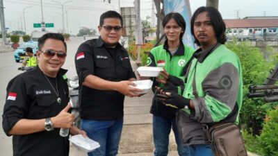 FWJ Indonesia Korwil Jakarta Barat Bagikan Makanan Siap Saji Di Jumat Berkah Rutin