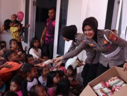 Kabid Humas Polda Jabar Polri Bermain Bersama Anak Pengungsian Korban Benca Gempa Cianjur