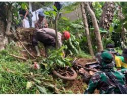 Tim Trail Polri Tetap Semangat Dan Berjuang Salurkan Bantuan Ke Daerah Terisolasi Di Cianjur