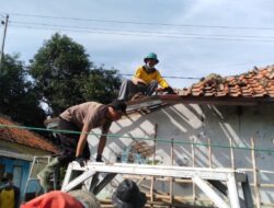 Polsek Arahan Gotong Royong Melakukan Pembongkaran Bangunan Madrasah Bidayatun Nihayah