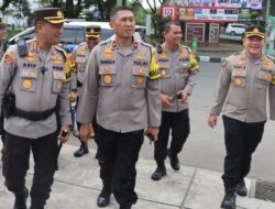 Kapolresta Cirebon Dampingi Waka Polda Jabar Pantau Pos Yan Weru Operasi Lilin Lodaya 2022