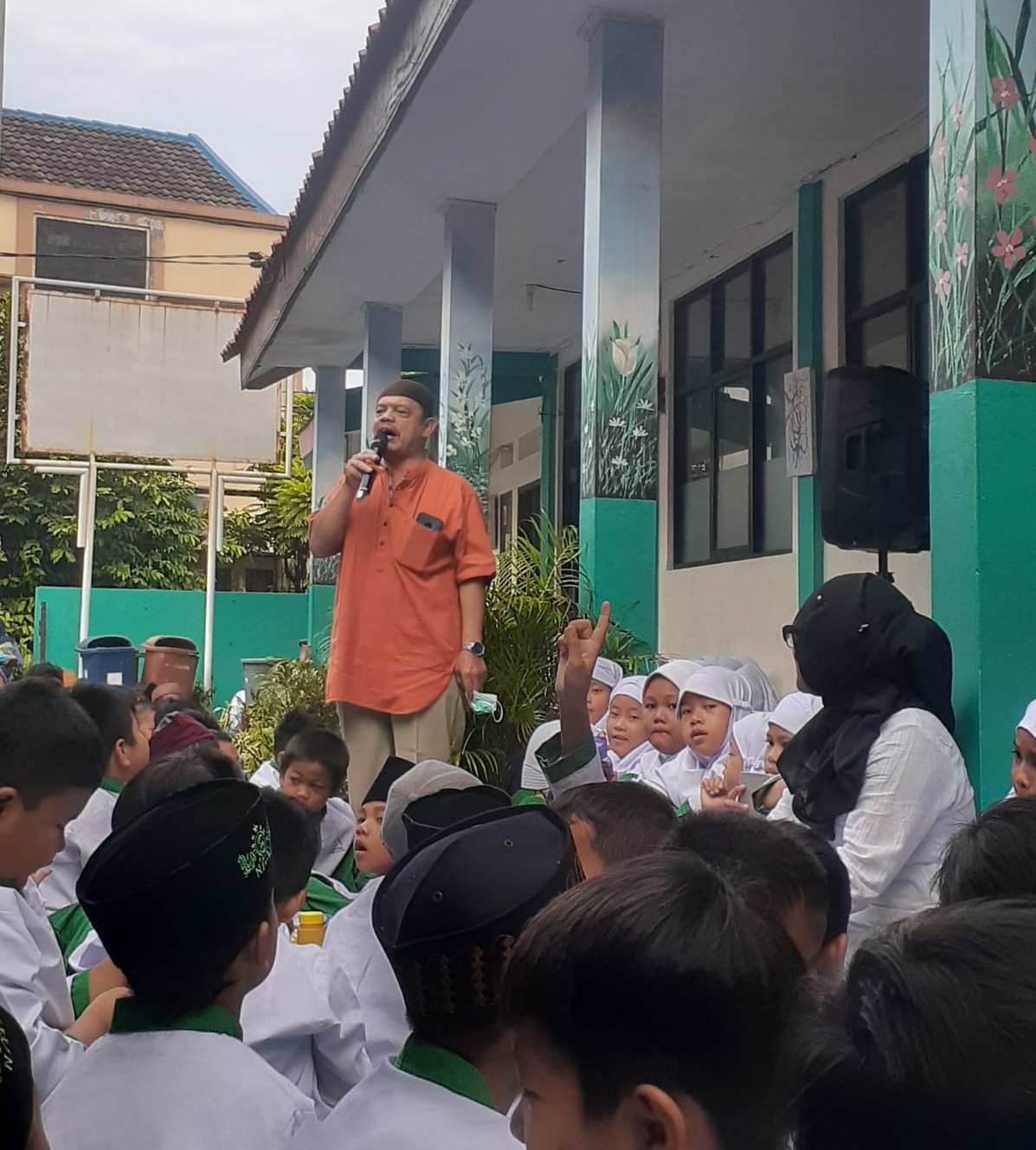 Pujo Widodo S.Pd, M.Pd Kepsek SDN Benda Baru 03 Kota Tangerang Selatan Sedang Menyampaikan Tausiah