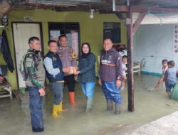 Polsek Sukra Bagikan Sembako Ke Korban Banjir