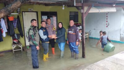 Polsek Sukra Bagikan Sembako Ke Korban Banjir