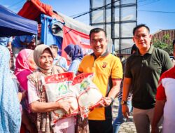 Antrean Sendal Mengular Saat Operasi Pasar Murah Satgas Pangan Polresta Cirebon Bulog, dan IJTI Cirebon Raya