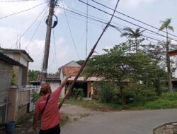 Diduga Kabel Telkom Hampir Roboh Ketengah Jalan, Warga Kunciran Resah