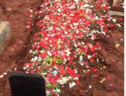 Para Peziarah Kuburan Kecewa Akibat Kembang Yang di Tabur Di Makam Pada Diambil