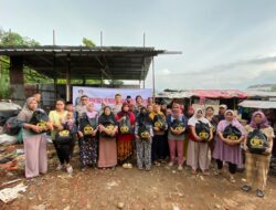 Indahnya Berbagi Polres Tangsel Bagikan 500 Paket Bansos Kapolri Ke Pada Warga 