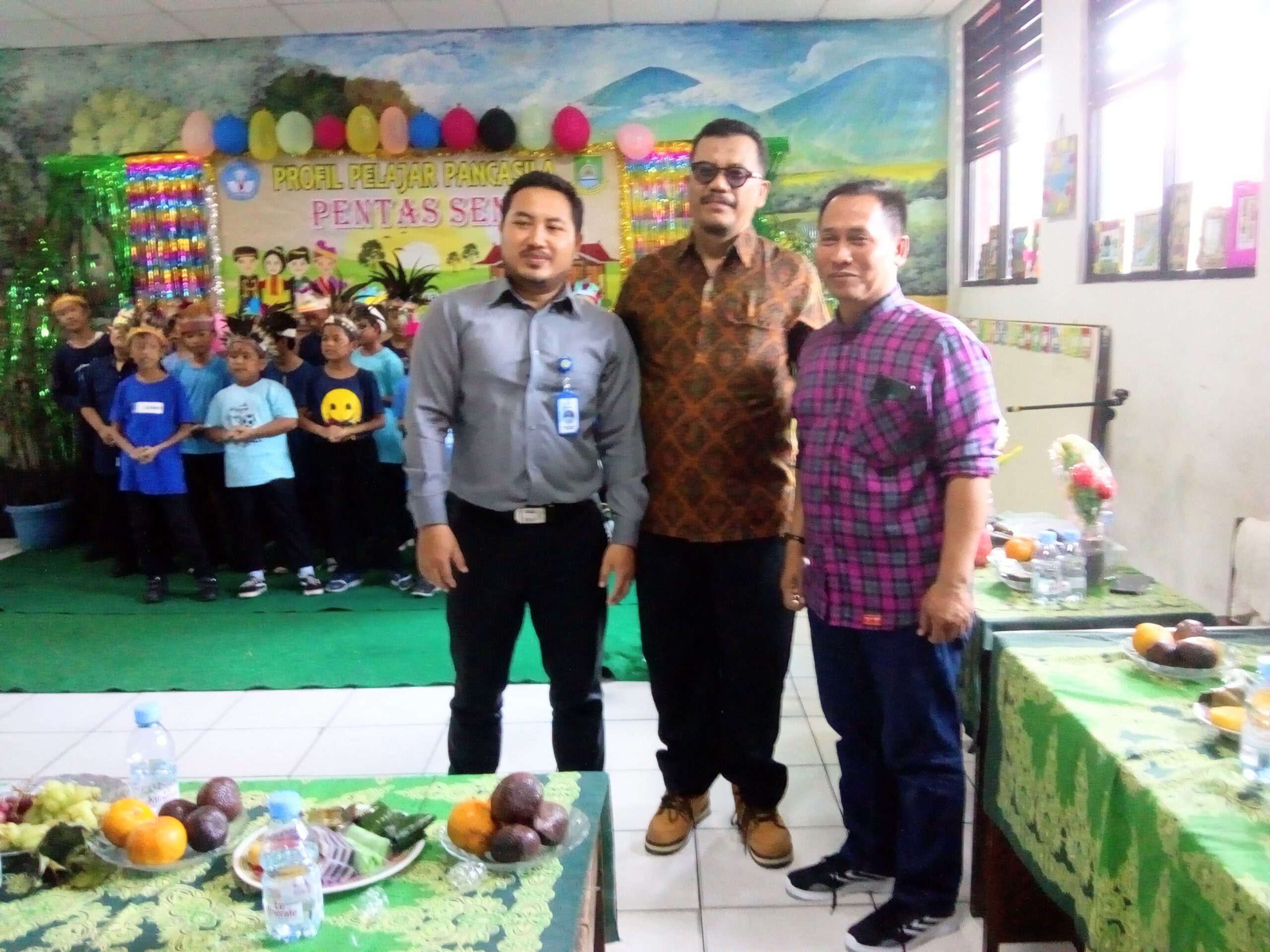 Posisi dari tengah Cece S.Pd, M.M Kepala Sekolah SDN Larangan 5 Kota Tangerang.