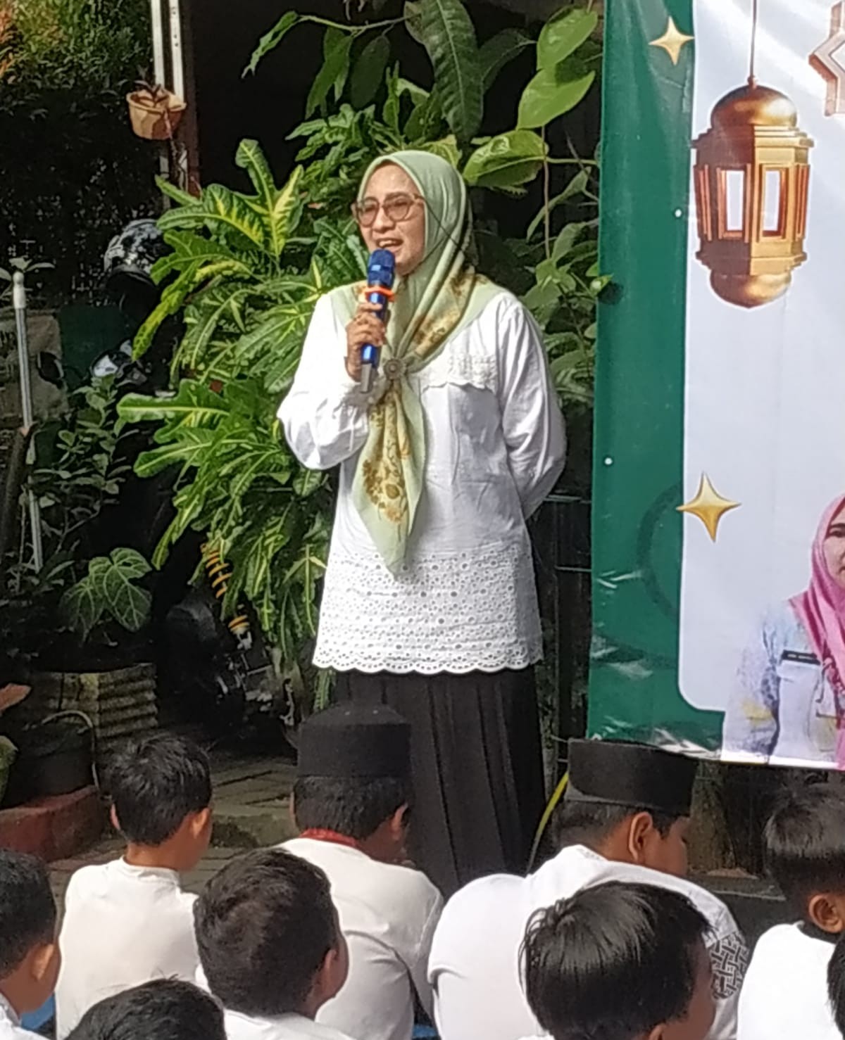 Dini Wahyuni S.Pd Kepala Sekolah SDN Bojong 1 Kota Tangerang.
