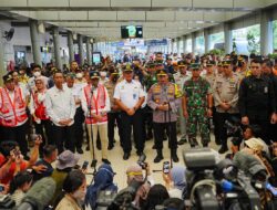 Tinjau Stasiun Senen, Kapolri Anjurkan Warga yang Mudik Gunakan Kereta Api karena Lebih Aman
