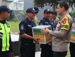Kapolres Tangsel Dampingi Dir Tahti PMJ Menyerahkan Paket Sembako Kapolda Metro Jaya Ke Petugas Keamanan Puspita Loka