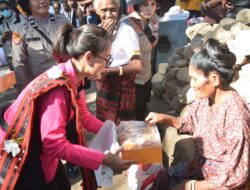 Ketum Bhayangkari Berikan Bantuan Kepada Anak Stunting di Desa Reruwairere