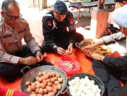 Kapolres Metro Jakut Bantu Masak di Dapur Umum Korban Kebakaran Kapuk Muara