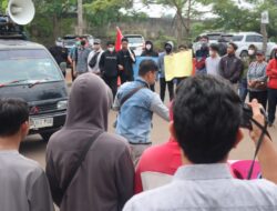 Forum Aktivis Mahasiswa Tangsel Geruduk Polres Tangsel, Minta Polisi Tangkap Rocky Gerung