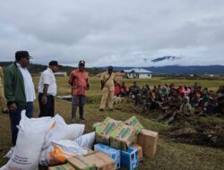 Kapolri Salurkan 264,7 Ton Beras dan 1.500 Sembako untuk Warga Papua yang Terdampak Kekeringan 