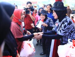 Peringati HUT ke-75, Polwan Gelar Baksos dan Bersih-bersih di Bantaran Ciliwung