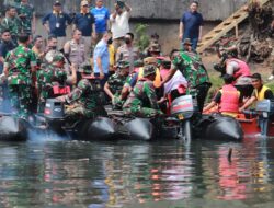 Sambut HUT Ke-78 RI Kapolda Metro dan Pangdam Jaya Bersih-Bersih Sampah di Aliran Kalijodo