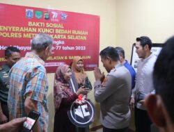 Kapolda Metro Jaya Serahkan Kunci Bedah Rumah Bulan Bhakti Presisi Hari Bhayangkara ke-77 di Jaksel 