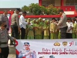 Peringati HUT RI Ke 78 Polsek Legok Bhakti Sosial Bagikan Buku Ke SDN Serdang Wetan
