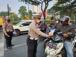 Operasi Zebra Jaya 2023, Sat Lantas Polres Tangsel Bagikan Masker dan Vitamin