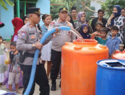 Kemarau Panjang, Polsek Legok Bersama Bhayangkari Ranting Legok Berikan Bantuan Air Bersih Ke Warga dan Pondok Pesantren