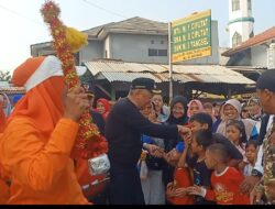 Walikota Tangsel Benyamin Davnie Buka Gerak Jalan HUT Kelurahan Kedaung ke 85 Tahun 2023
