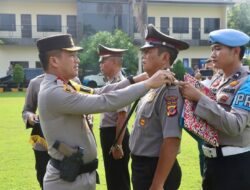Kapolresta Cirebon Berikan Penghargaan Kepada Tiga Kapolsek Yang Meraih Kinerja Terbaik