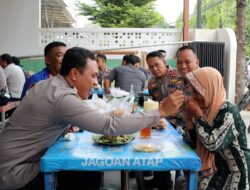 Raut Wajah Bahagia Nenek Nengti Daganganya Habis Dibeli Dan Diantar Pulang Oleh Kapolres Cirebon Kota