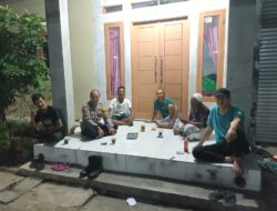 Jaga Kondusifitas, Bhabinkamtibmas Pakujaya Laksanakan Patroli Kewilayahan Malam Hari