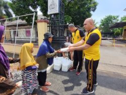 Jum’at Berkah Berbagai, Polsek Kelapa Dua Bagikan Nasi Kotak Ke Pengguna Jalan