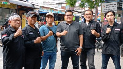 Jumat Berkah, Ketua dan Pengurus FWJI Korwil Jakarta Barat Bagikan Nasi Bungkus