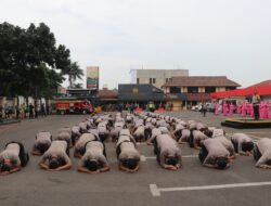Cium Bumi hingga Dipasangkan Pangkat oleh Istri Tradisi di Polres Metro Tangerang Kota