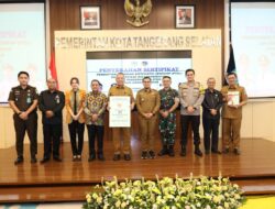 Bersama Kantah Tangsel, Benyamin Davnie  Serahkan Puluhan Sertipikat Tanah Milik Warga