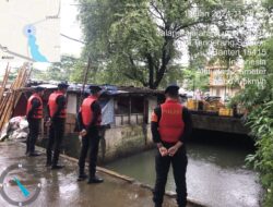 Hujan Deras Jakarta, Personel Sat Brimob Polda Metro Jaya Siaga Di Lokasi Rawan Banjir