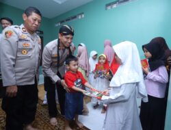 Giatkan Minat Baca, Kapolsek Mampang Bagikan Buku Ke Yayasan Yatim Piatu