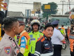 Respon Cepat Unit Lalulintas Polsek Serpong Menangani Mobil Mogok di Perlintasan Kereta Api
