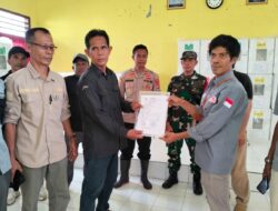 Personel Polres Bima, Kawal Pendistribusian Logistik Pemilu di Kecamatan Terujung di Kabupaten Bima.