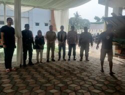 Kompak…Bhabinkamtibmas dan Babinsa Kawal Logistik Pemilu di Wilkum Polres Tangsel