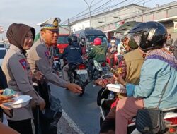 Sat Lantas Polres Majalengka Gelar Jumat Berbagi Bagikan 100 Porsi Makanan Gratis Untuk Masyarakat