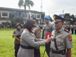Kapolresta Cirebon Pimpin Sertijab Kapolsek Susukanlebak  BantenOne.com – Polresta Cirebon – Kapolresta Cirebon, Kombes Polisi Sumarni, memimpin upacara Serah Terima Jabatan (Sertijab) Kapolsek Susukanlebak. Upacara Sertijab tersebut berlangsung di Lapangan Apel Mapolresta Cirebon, Selasa (6/2/2024).  Jabatan Kapolsek Susukanlebak Polresta Cirebon secara resmi diserah terimakan dari AKP Soleh Siswoyo, kepada AKP Kuswadi, usai pelaksanaan Sertijab, Senin (5/2/2024). Kapolresta Cirebon, Kombes Polisi Sumarni, memberikan penghargaan kepada Personel Polresta Cirebon.  Kapolresta Cirebon, Kombes Polisi Sumarni menyampaikan, Mutasi Jabatan ditubuh Polri merupakan hal biasa untuk meningkatkan kinerja Personel. Menurutnya, mutasi juga menjadi kesempatan bagi Personel Polri untuk menjalankan tugas – tugas ditempat lainnya.  “Mutasi ini dalam rangka Tour Of Duty dan area, sehingga diharapkan meningkatkan kinerja Personel Polri sebagai jenjang pembinaan karir. Sehingga mutasi semacam ini merupakan hal biasa,” ujar Kombes Polisi Sumarni.  Ia mengatakan, seluruh Personel Polri harus siap mengemban segala bentuk penugasan di semua ini yang membutuhkan. Tak terkecuali para Perwira yang harus selalu siap jika suatu saat nanti dipindah tugaskan ke daerah.  “Mutasi ini alami dalam tubuh Polri untuk penyegaran, promosi, sekaligus meningkatkan performa Polri, khususnya Polresta Cirebon,” kata Kombes Polisi Sumarni.  Pihaknya berharap, para Personel yang menempati Jabatan baru dapat menjalankan tugasnya dengan baik dan dapat terus melindungi, melayani, serta mengayomi masyarakat diwilayah Hukum Polresta Cirebon, tutur Kombes Polisi Sumarni. Pewarta : (Markus.T).