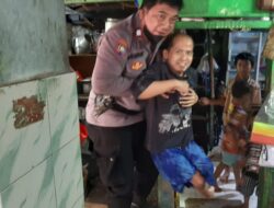 Momen Kemanusiaan di Jakarta Barat: Babinkamtibmas Polsek Metro Taman Sari Gendong Penyandang Cacat Menuju Puskesmas