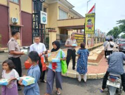 Polsek Kelapa Dua Bagikan 60 Paket Nasi Kotak dalam Rangka Jum’at Berkah